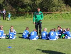 亚洲杯八强战对决在即！莱比锡演练定位球，曼城密集防守应对