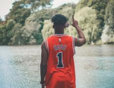 杜兰特回归赛场，关键助攻首场状态亮眼，IG观众沸腾！