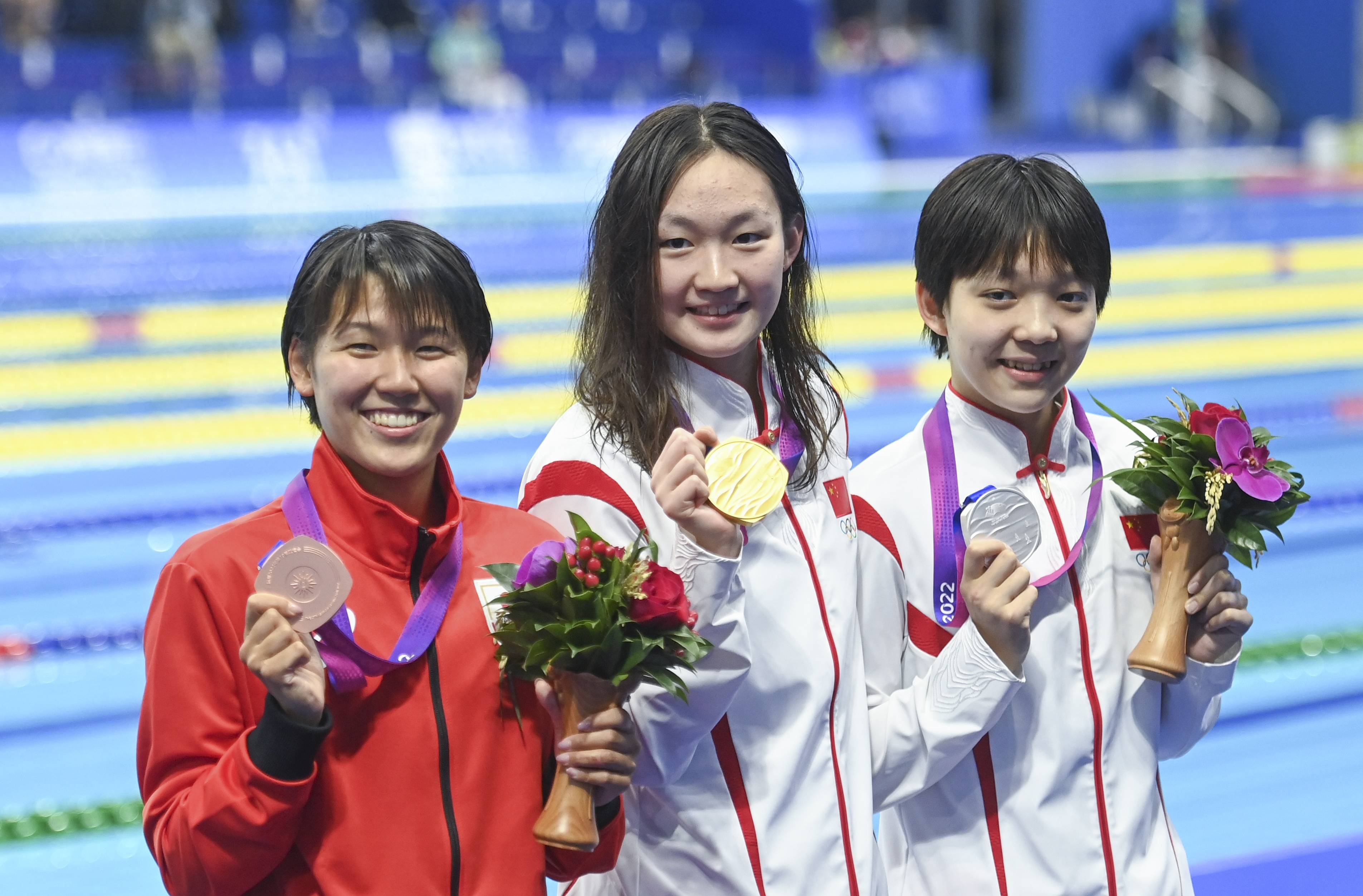 包含阿拉伯联合酋长国选手击败对手获得游泳女子比赛冠军的词条